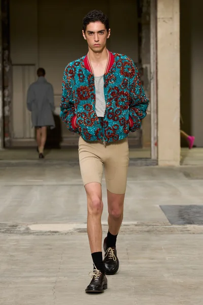 Look 16